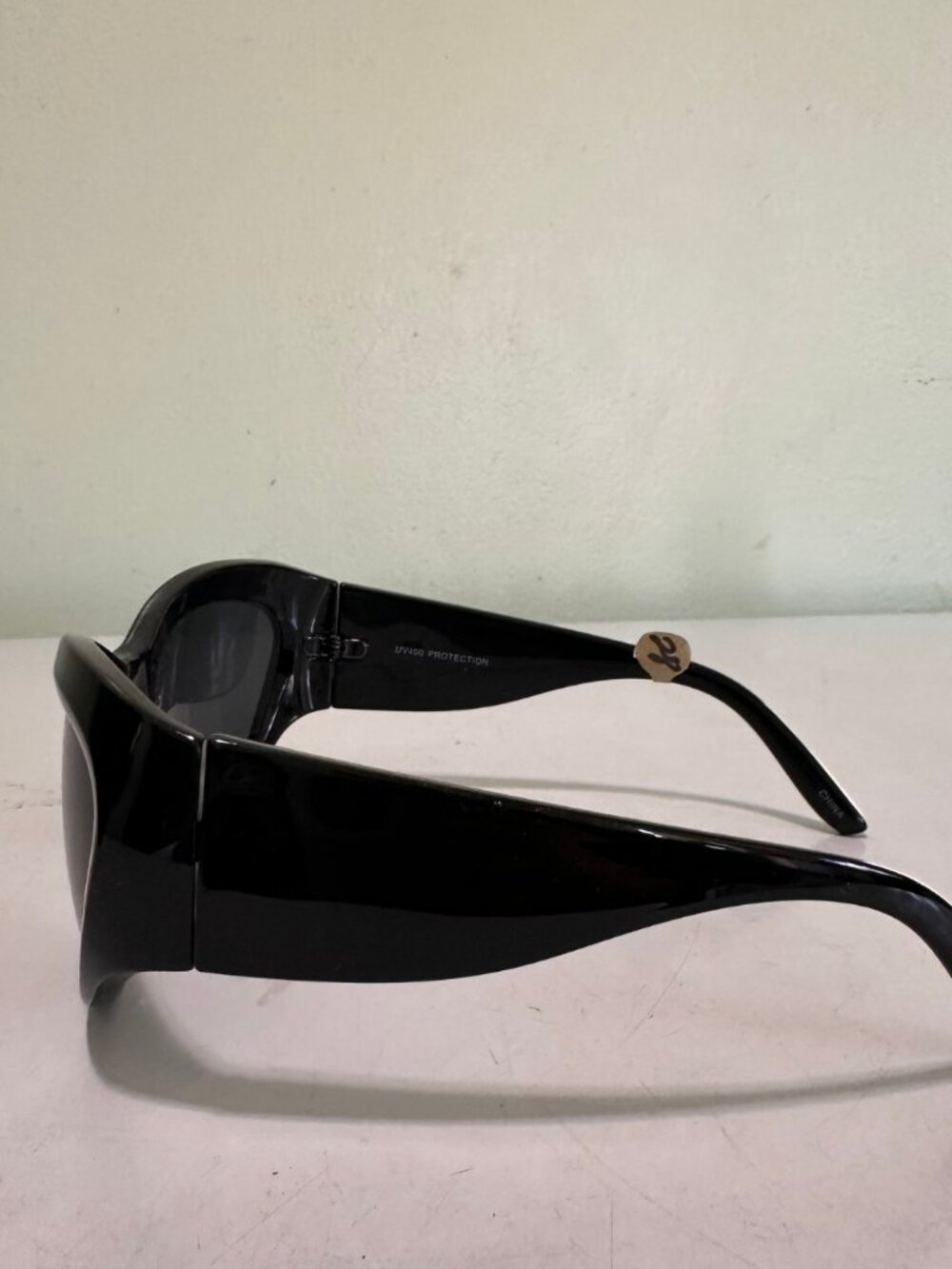 Oval black Suunglasses - Picture 3 of 3